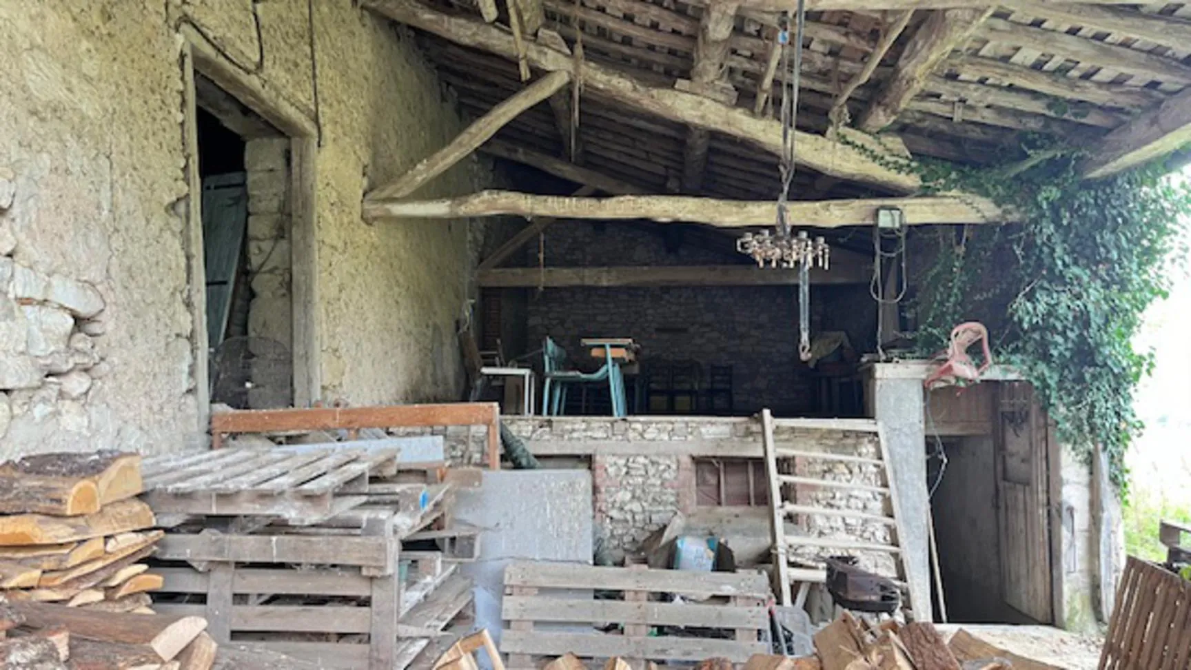 Ferme à rénover avec dépendances et grand espace en pleine campagne près de Réalmont 
