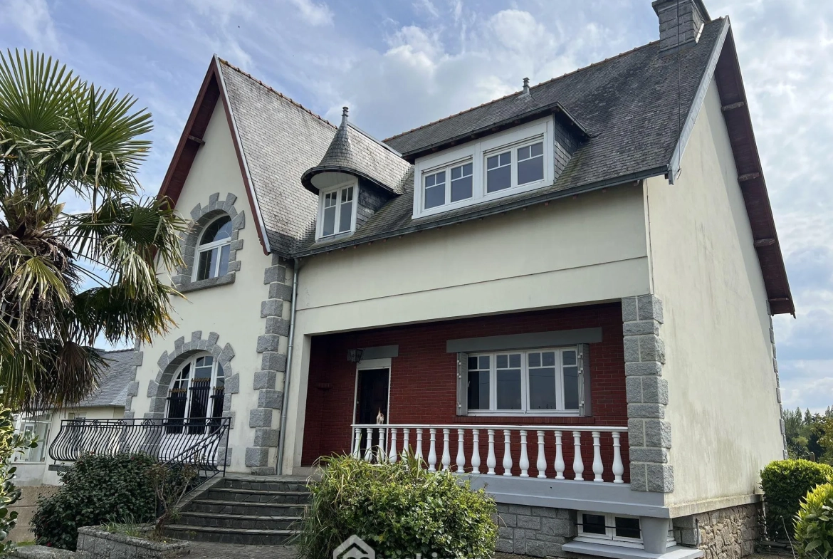 Maison familiale à Guingamp avec grand terrain et potentiel de rénovation 