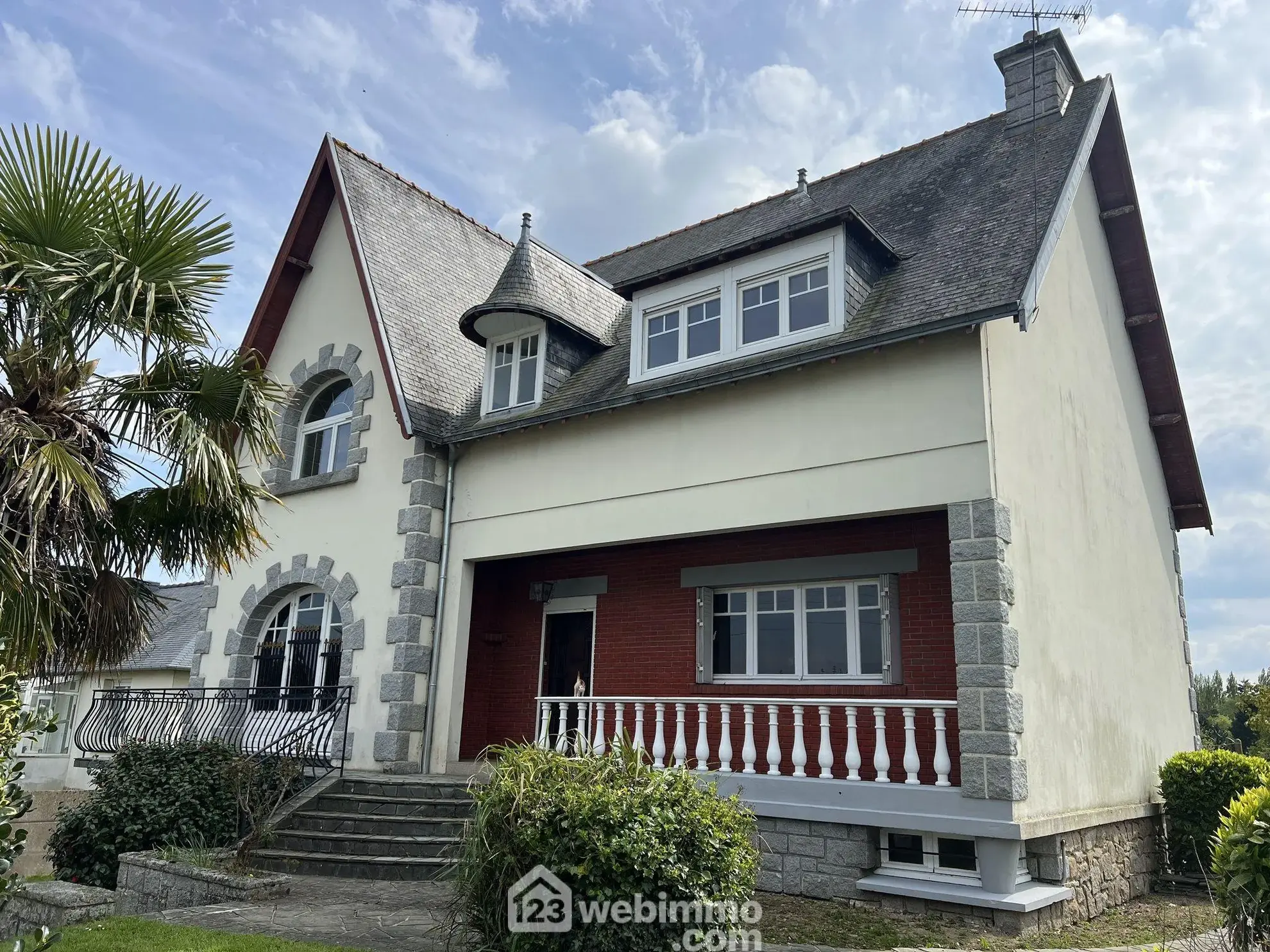Maison familiale à Guingamp avec grand terrain et potentiel de rénovation 