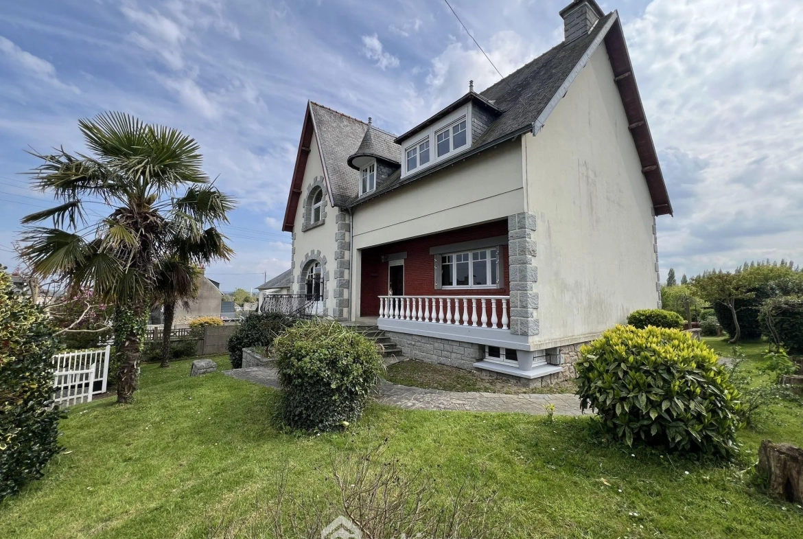 Maison familiale à Guingamp avec grand terrain et potentiel de rénovation 