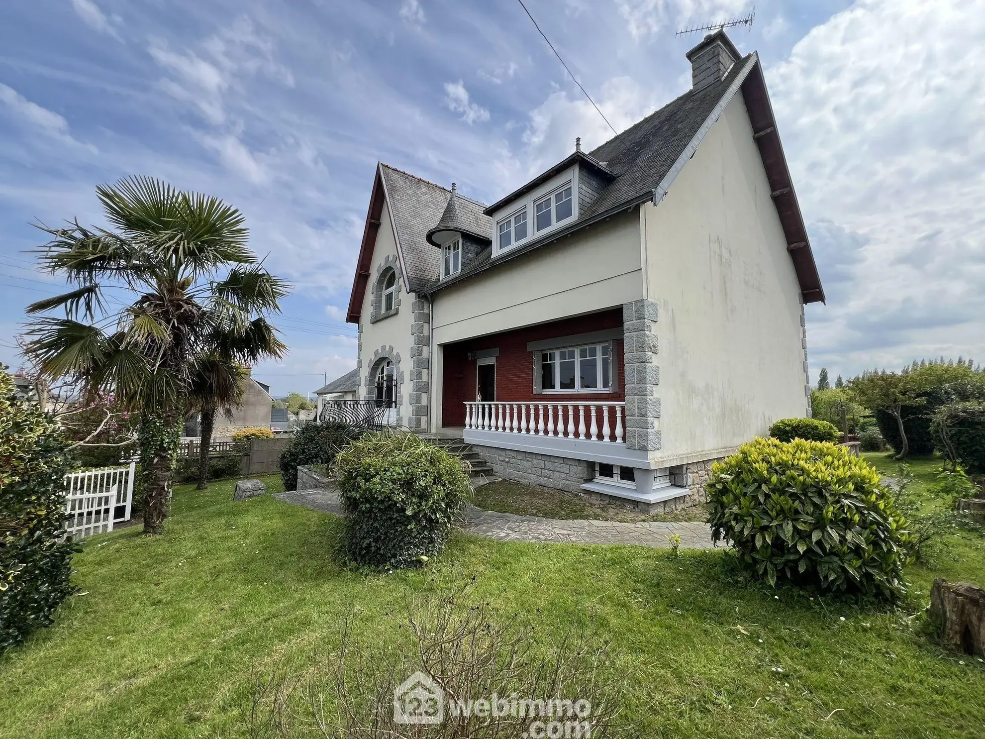 Maison familiale à Guingamp avec grand terrain et potentiel de rénovation 