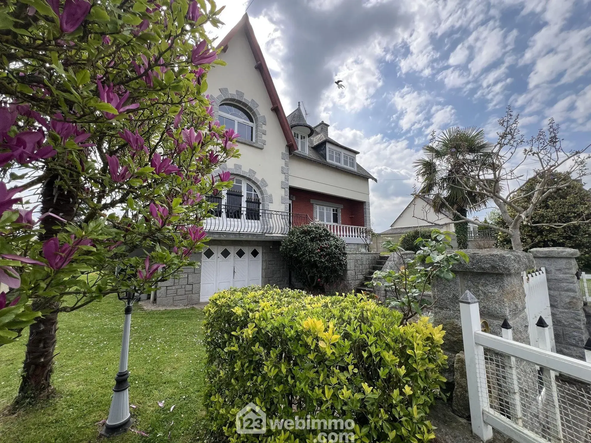Maison familiale à Guingamp avec grand terrain et potentiel de rénovation 