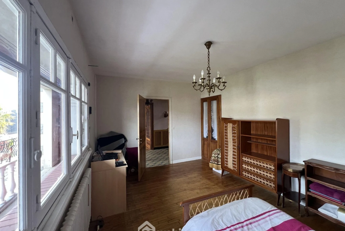 Maison familiale à Guingamp avec grand terrain et potentiel de rénovation 