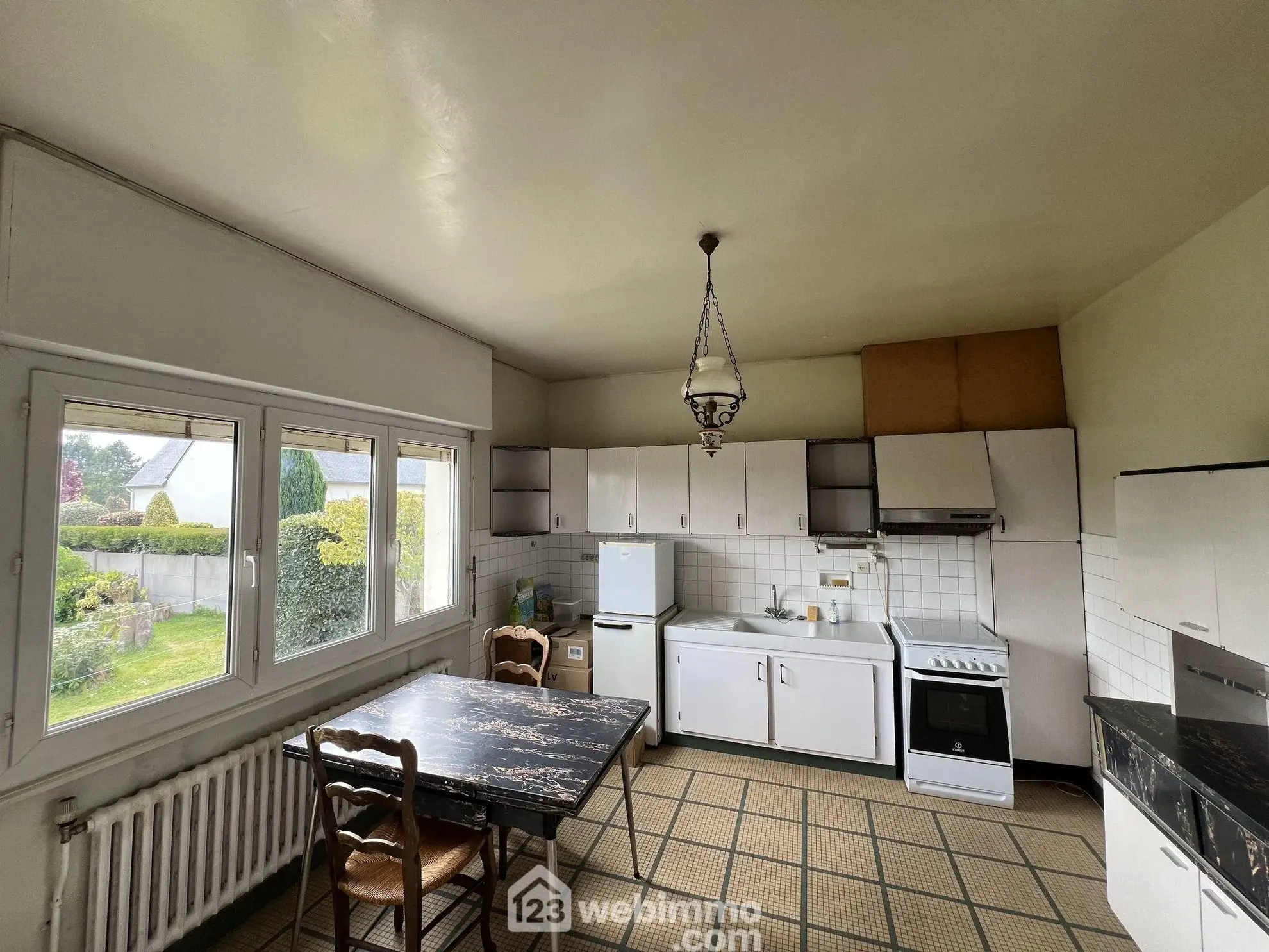 Maison familiale à Guingamp avec grand terrain et potentiel de rénovation 