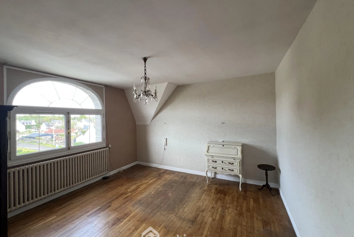Maison familiale à Guingamp avec grand terrain et potentiel de rénovation 