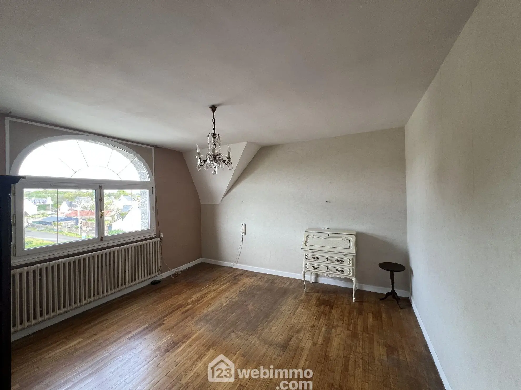 Maison familiale à Guingamp avec grand terrain et potentiel de rénovation 