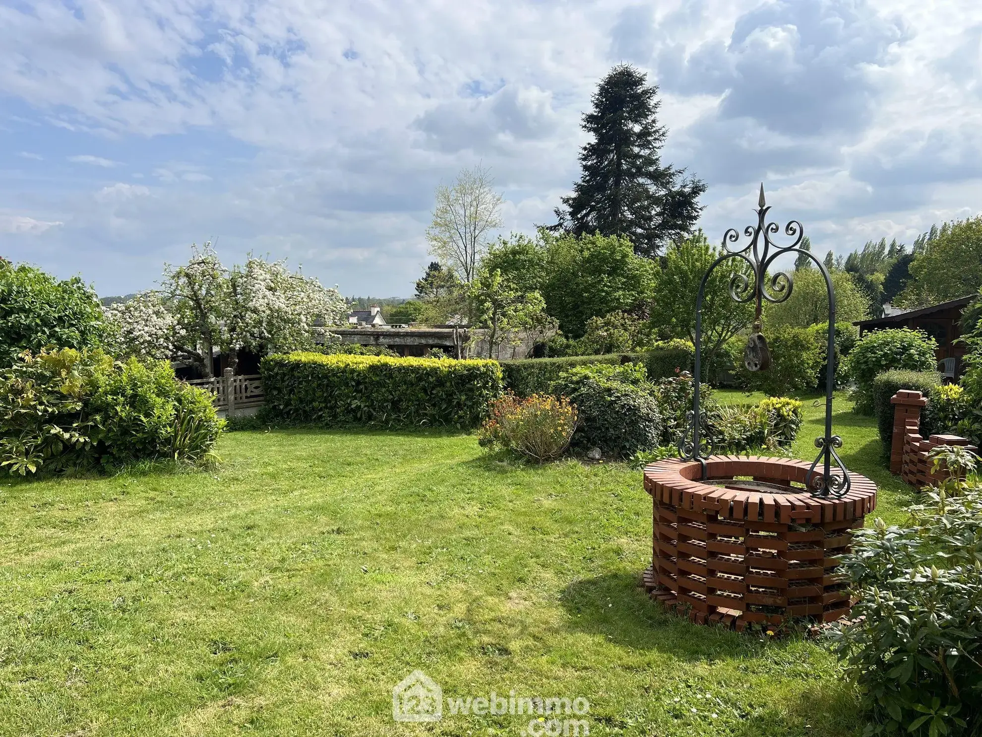 Maison familiale à Guingamp avec grand terrain et potentiel de rénovation 