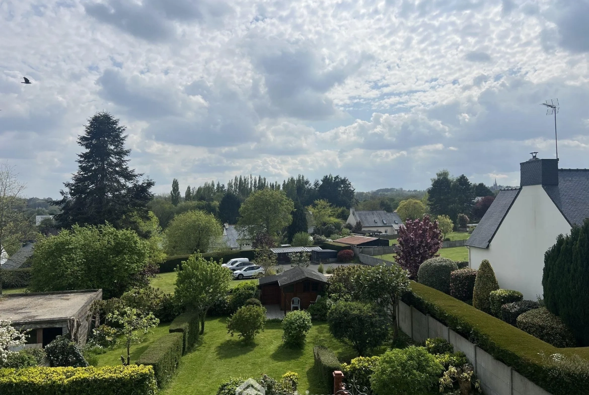 Maison familiale à Guingamp avec grand terrain et potentiel de rénovation 