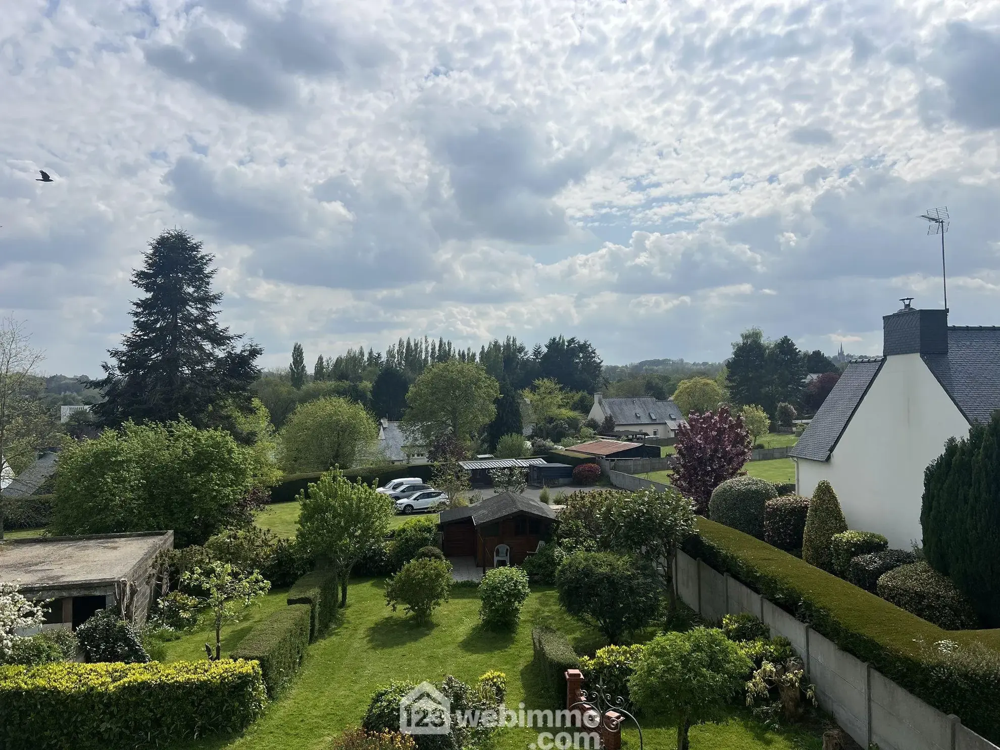 Maison familiale à Guingamp avec grand terrain et potentiel de rénovation 