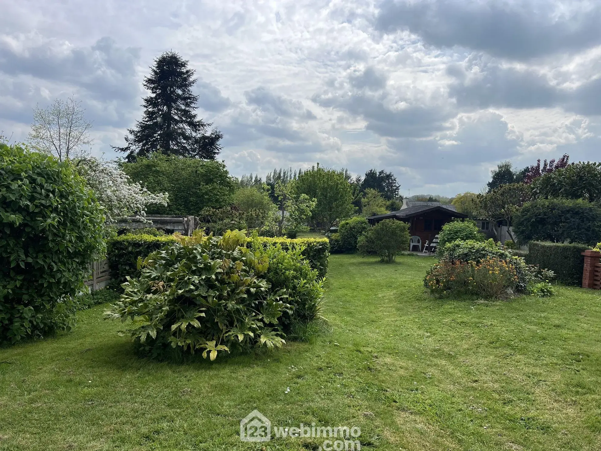 Maison familiale à Guingamp avec grand terrain et potentiel de rénovation 
