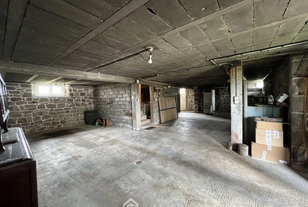 Maison familiale à Guingamp avec grand terrain et potentiel de rénovation 