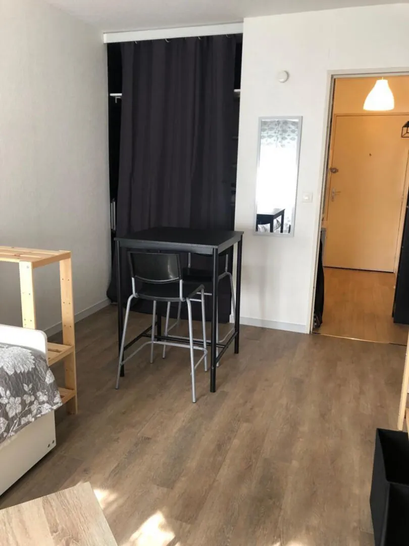 Studio meublé situé à Lons, proche de l'université, idéal pour investissement immobilier 