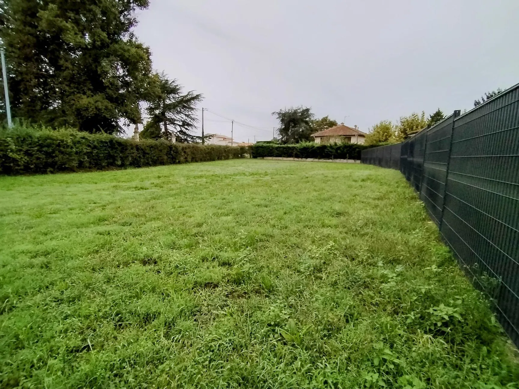 Terrain à bâtir proche du bourg à Ayguemorte-les-Graves en secteur calme 