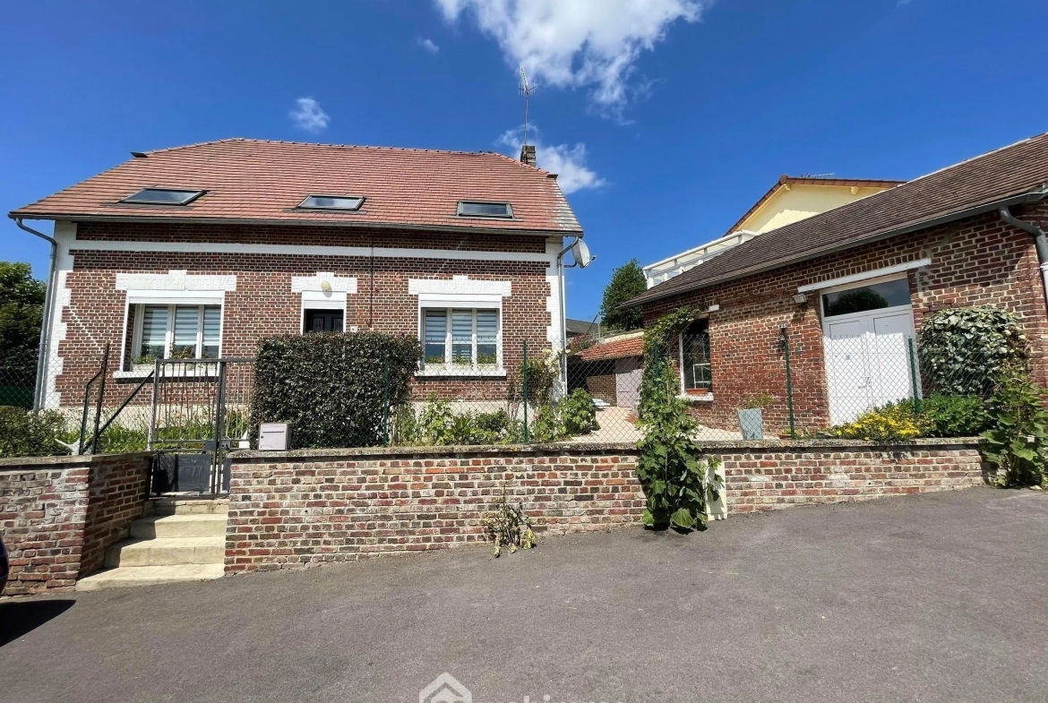 Maison lumineuse en briques de 160 m² à Anizy-le-Grand avec jardin et garage 