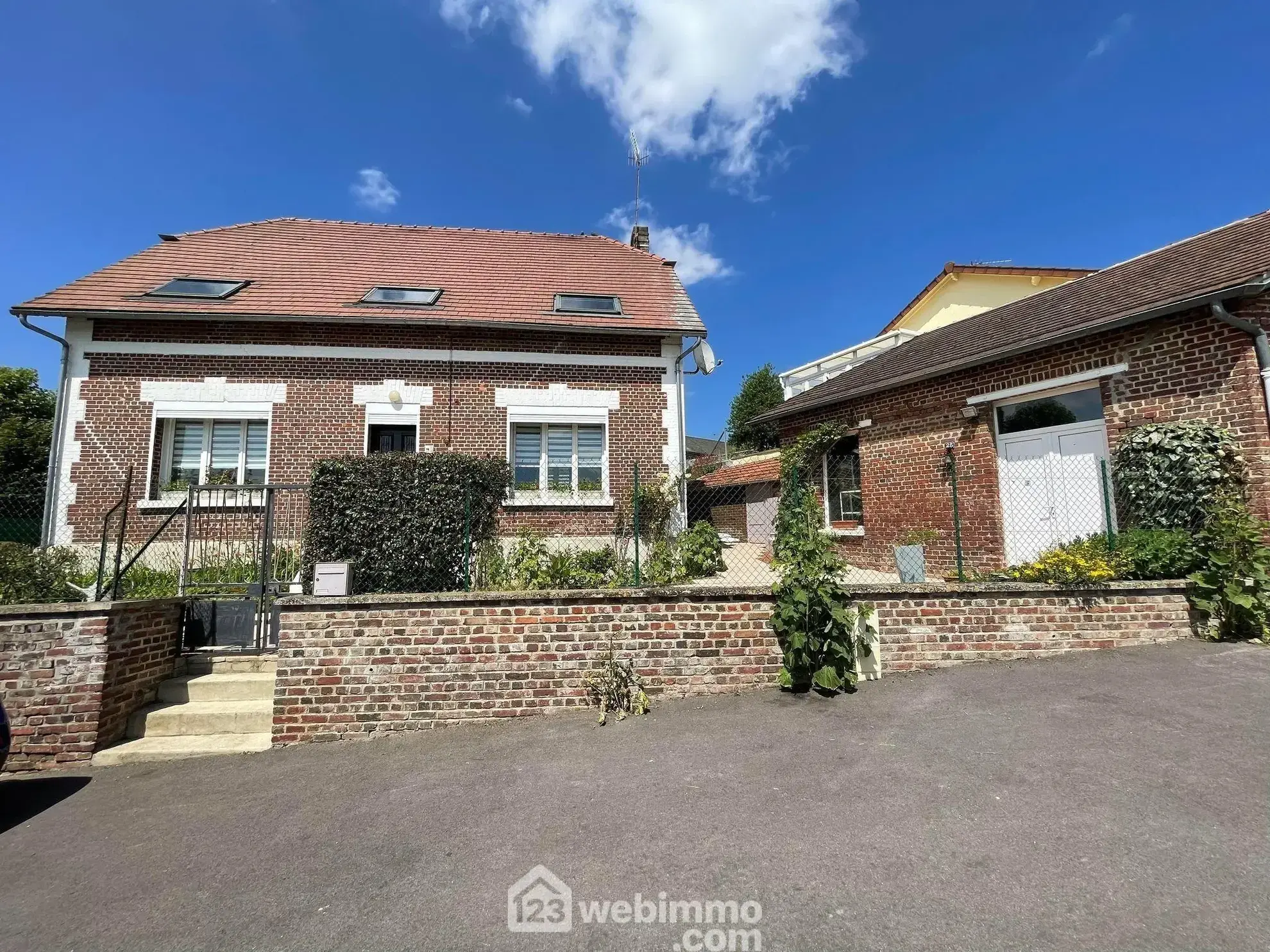 Maison lumineuse en briques de 160 m² à Anizy-le-Grand avec jardin et garage 