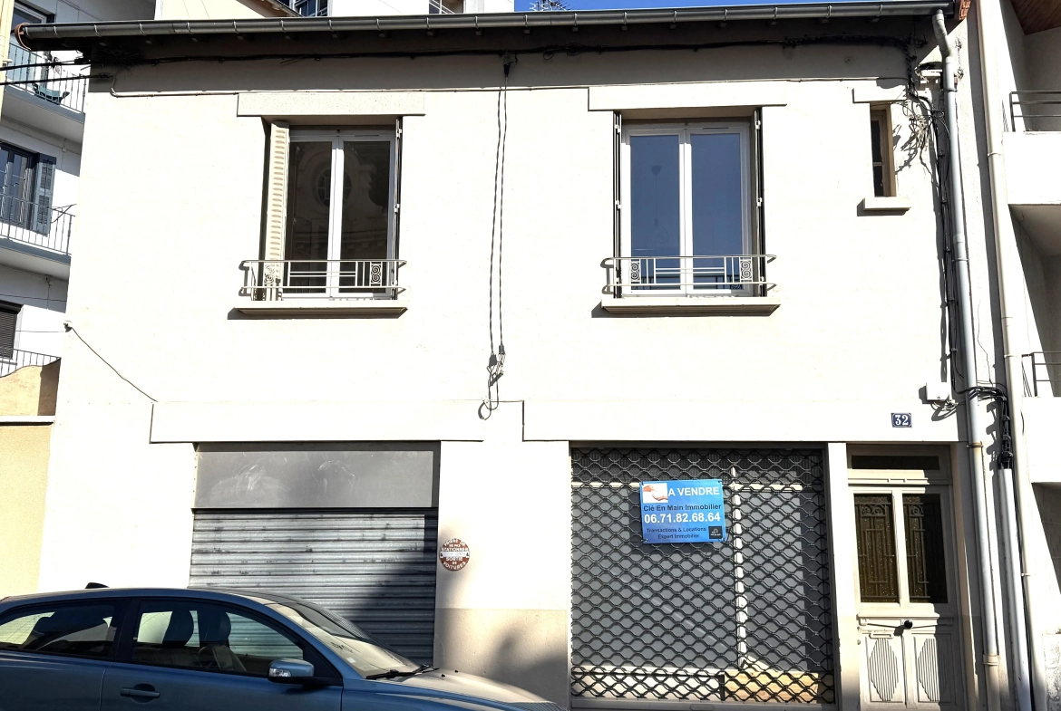 Maison de ville à vendre à Roanne, 90 m² avec terrasse et garage 