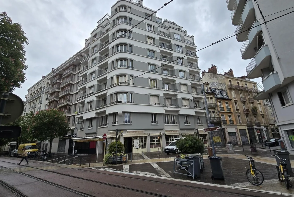 Appartement 4 pièces à Grenoble proche gare - 109 m² avec cave et climatisation 
