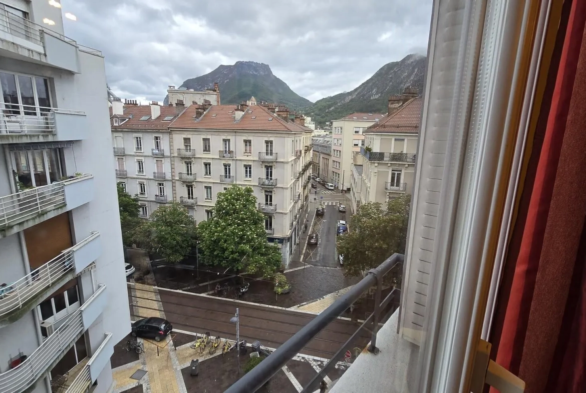 Appartement 4 pièces à Grenoble proche gare - 109 m² avec cave et climatisation 