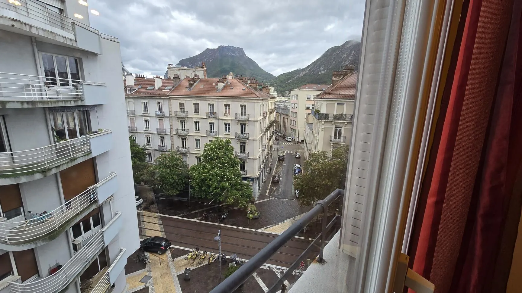 Appartement 4 pièces à Grenoble proche gare - 109 m² avec cave et climatisation 