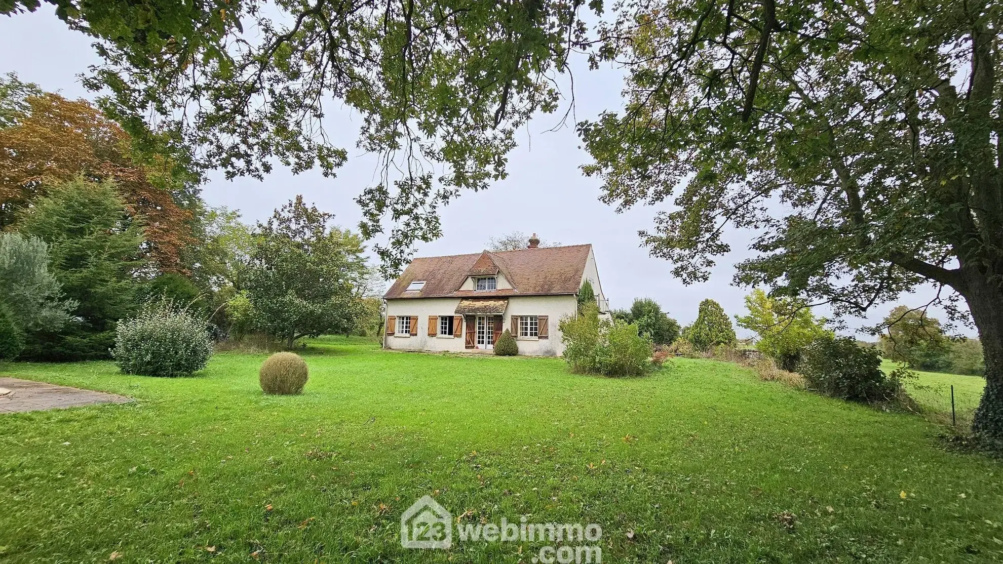 Maison à vendre de 188 m² à Milly-la-Forêt avec jardin et dépendance 