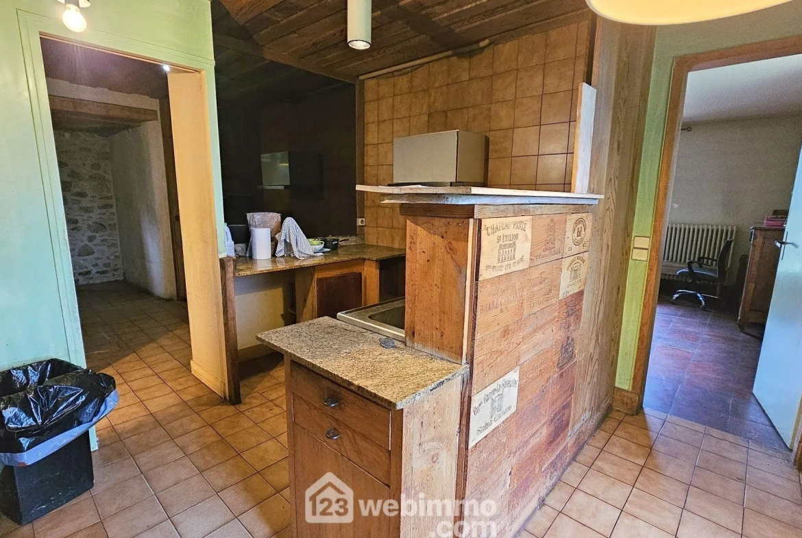 Maison à vendre de 188 m² à Milly-la-Forêt avec jardin et dépendance 