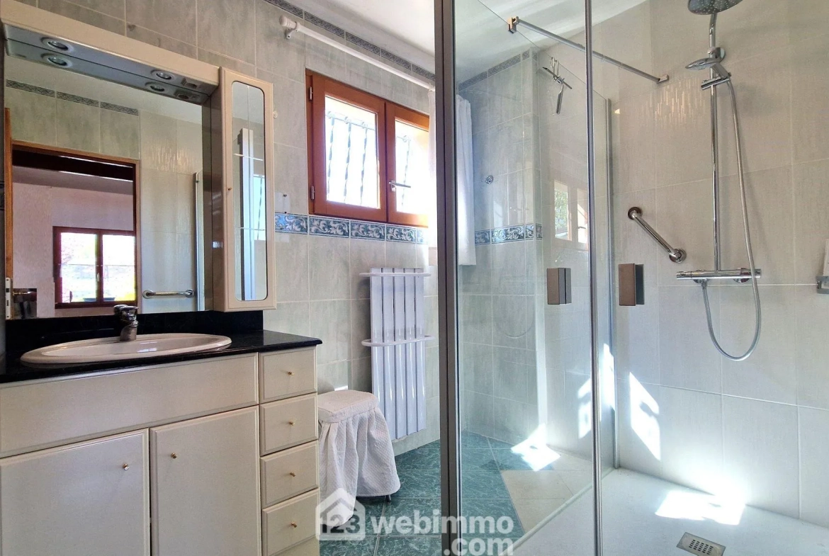 Maison spacieuse de 147 m² avec jardin à Chambry - À personnaliser 