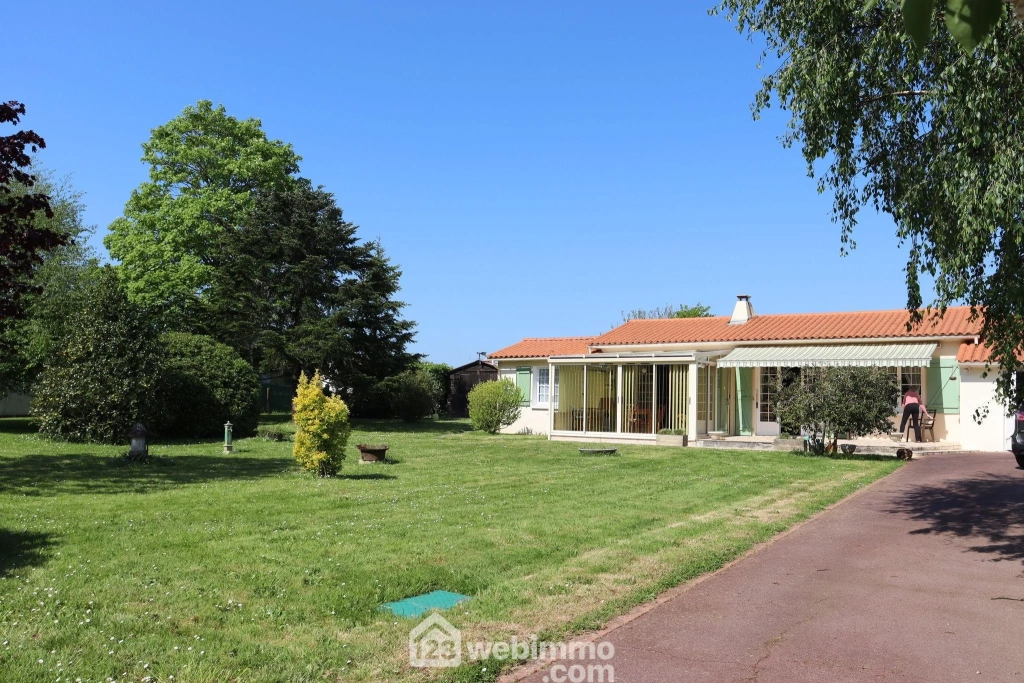 Maison de plain-pied à vendre proche du littoral vendéen avec jardin et 3 chambres