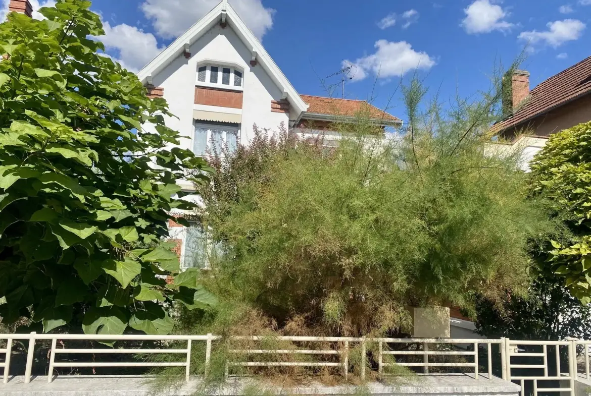 Maison des années 1930 avec terrasse et grand jardin à Carmaux 