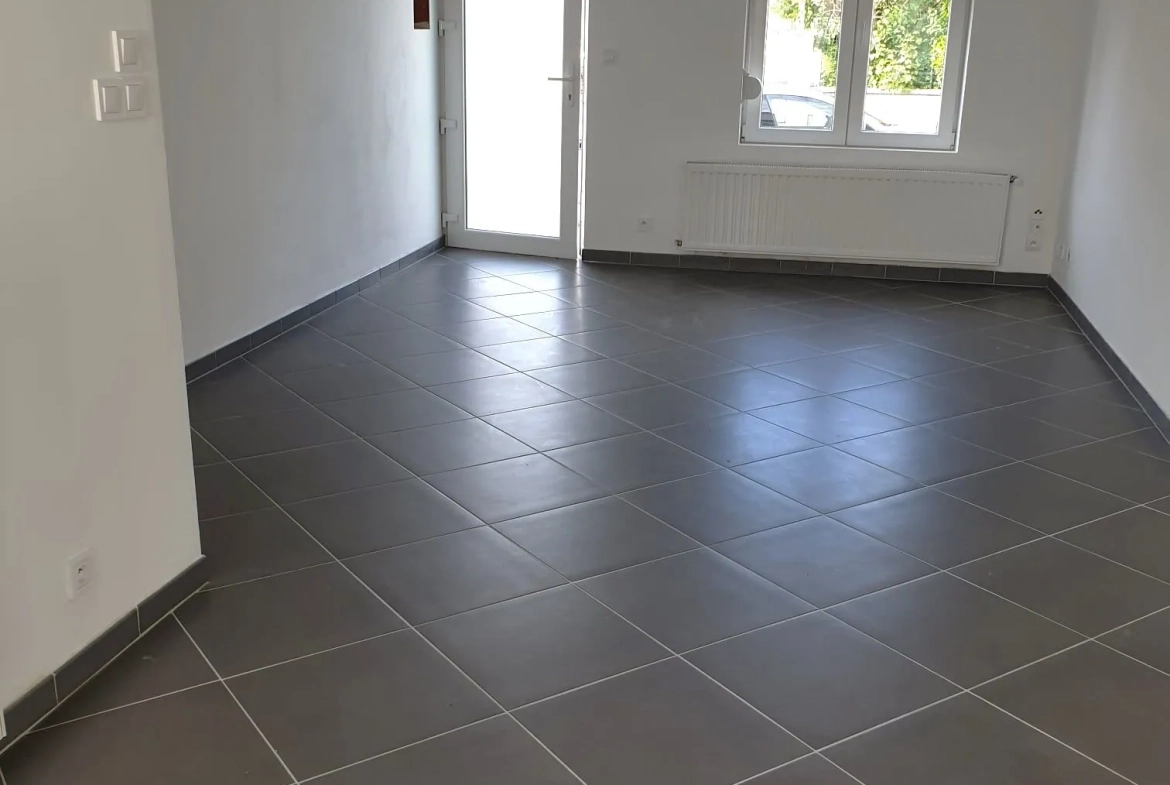Maison semi-individuelle à vendre à Aulnoye-Aymeries - 2 chambres, garage, terrain de 542 m² 