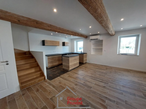 Maison de village rénovée de 74 m² à Vaugneray – 3 chambres, modernité et confort
