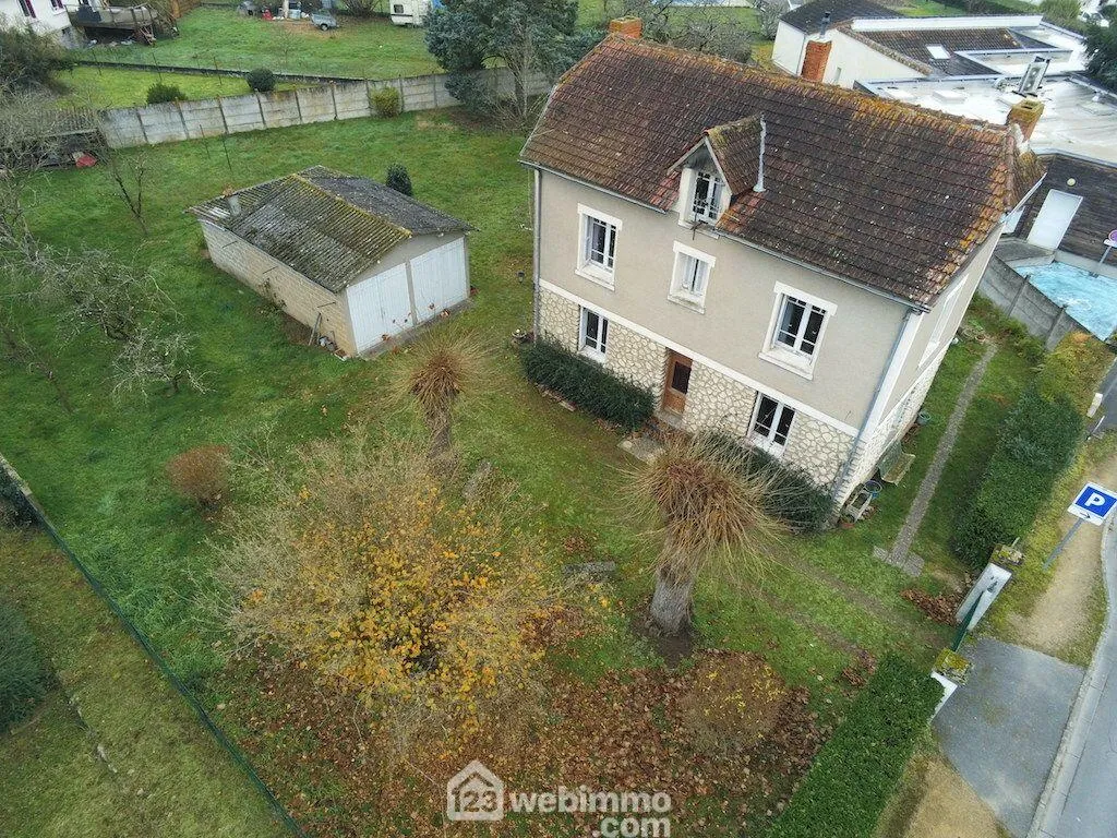 Maison de plain-pied à Vouneuil-sur-Vienne avec grand terrain et potentiel de rénovation 