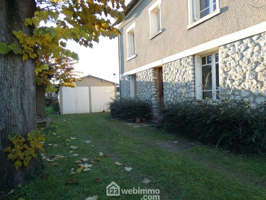 Maison de plain-pied à Vouneuil-sur-Vienne avec grand terrain et potentiel de rénovation 