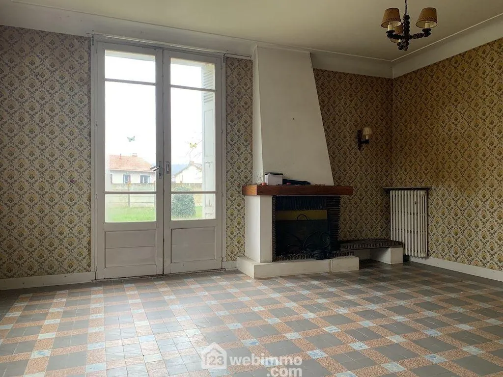 Maison de plain-pied à Vouneuil-sur-Vienne avec grand terrain et potentiel de rénovation 