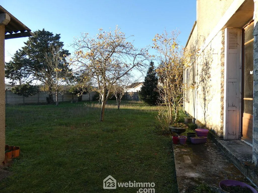 Maison de plain-pied à Vouneuil-sur-Vienne avec grand terrain et potentiel de rénovation 