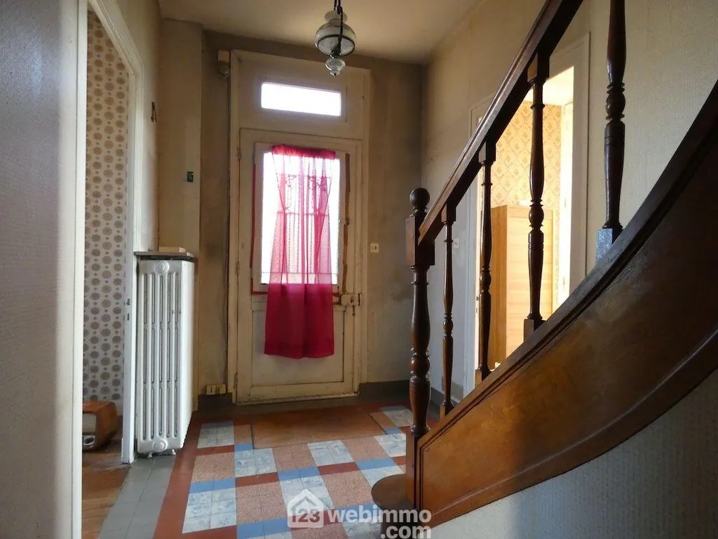 Maison de plain-pied à Vouneuil-sur-Vienne avec grand terrain et potentiel de rénovation 