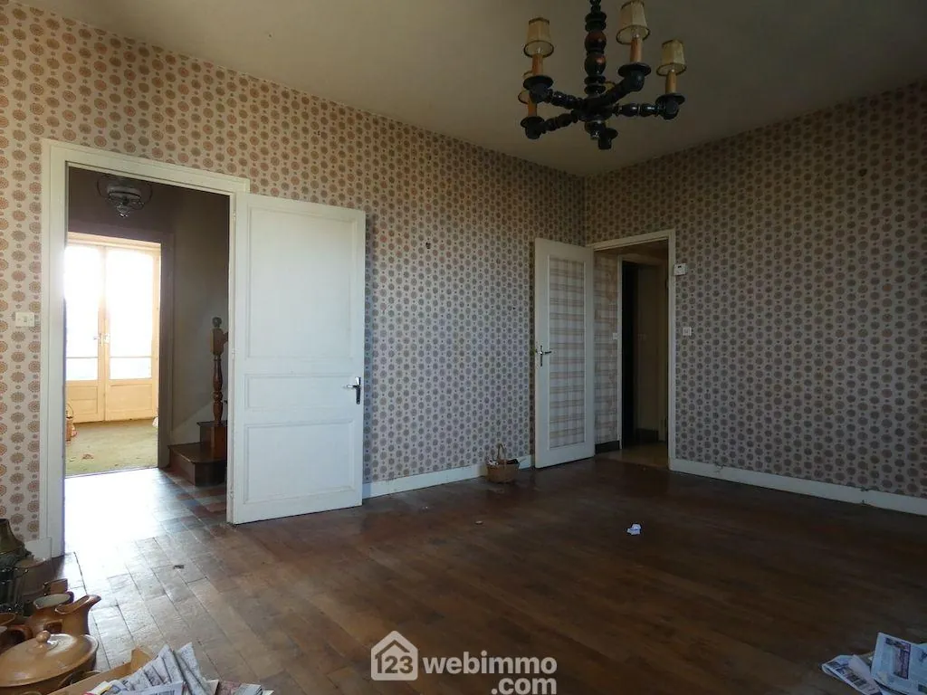 Maison de plain-pied à Vouneuil-sur-Vienne avec grand terrain et potentiel de rénovation 