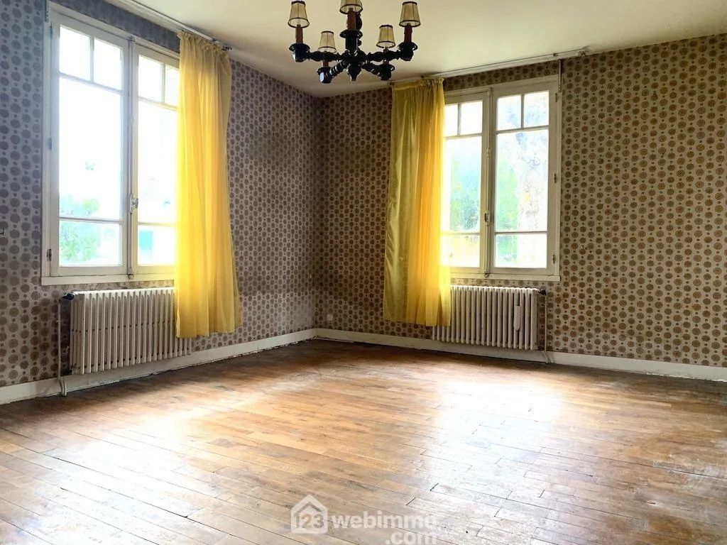 Maison de plain-pied à Vouneuil-sur-Vienne avec grand terrain et potentiel de rénovation 