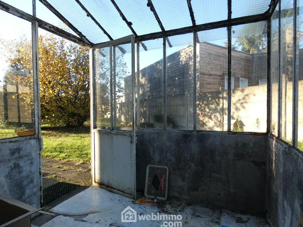 Maison de plain-pied à Vouneuil-sur-Vienne avec grand terrain et potentiel de rénovation 