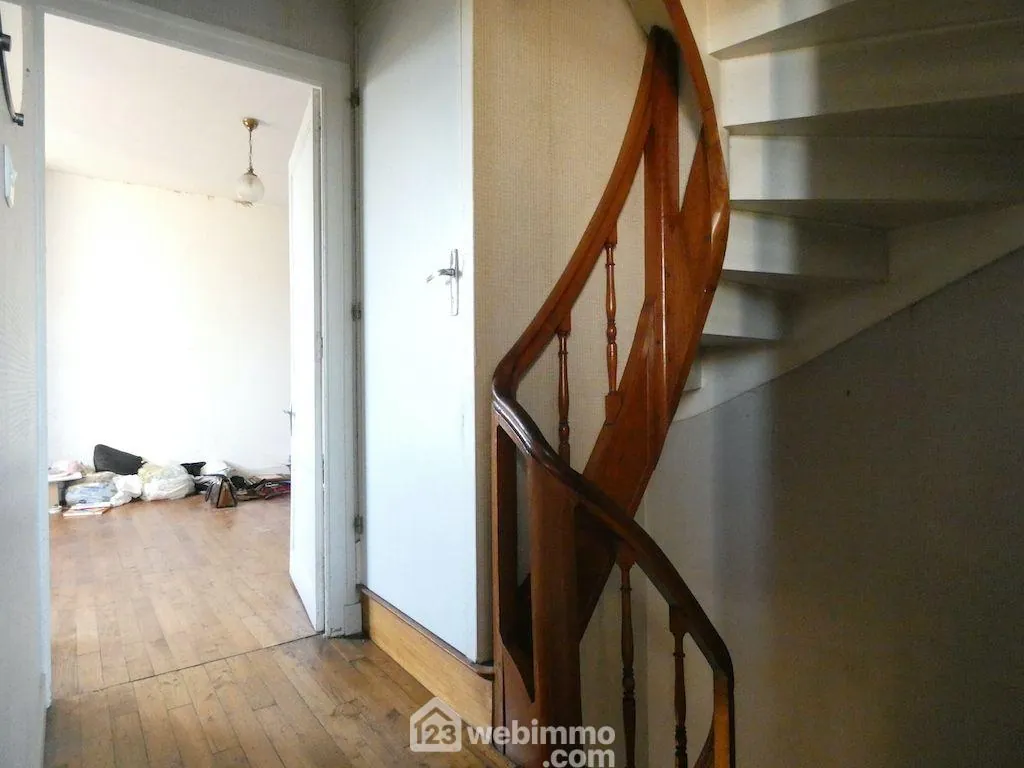 Maison de plain-pied à Vouneuil-sur-Vienne avec grand terrain et potentiel de rénovation 