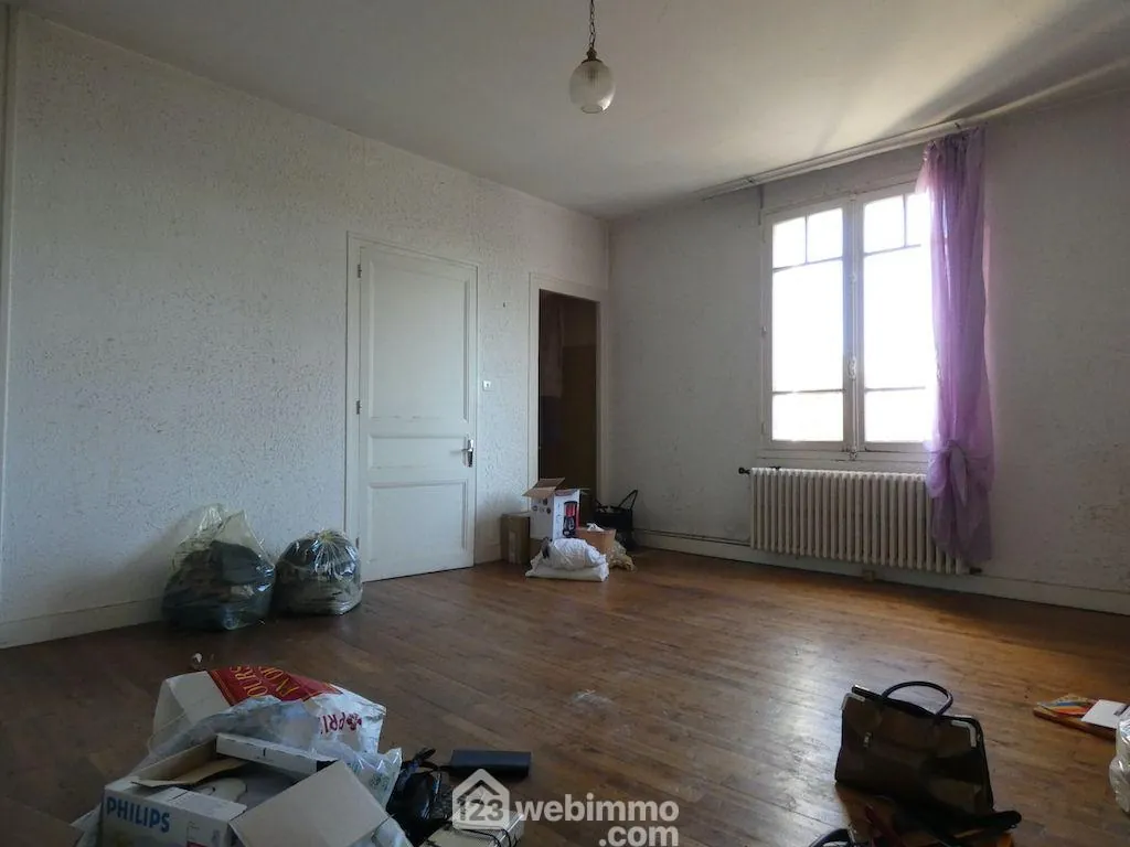Maison de plain-pied à Vouneuil-sur-Vienne avec grand terrain et potentiel de rénovation 