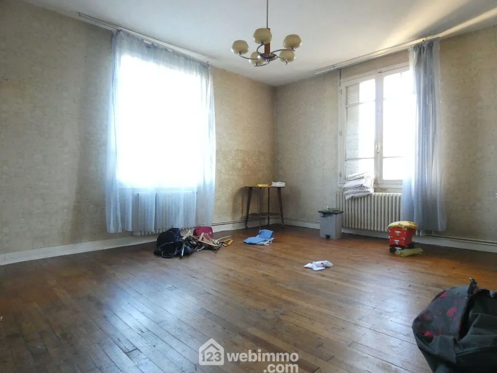 Maison de plain-pied à Vouneuil-sur-Vienne avec grand terrain et potentiel de rénovation 
