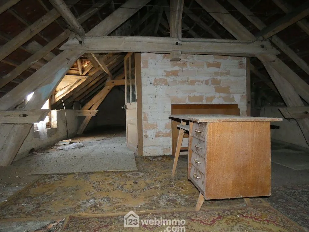 Maison de plain-pied à Vouneuil-sur-Vienne avec grand terrain et potentiel de rénovation 