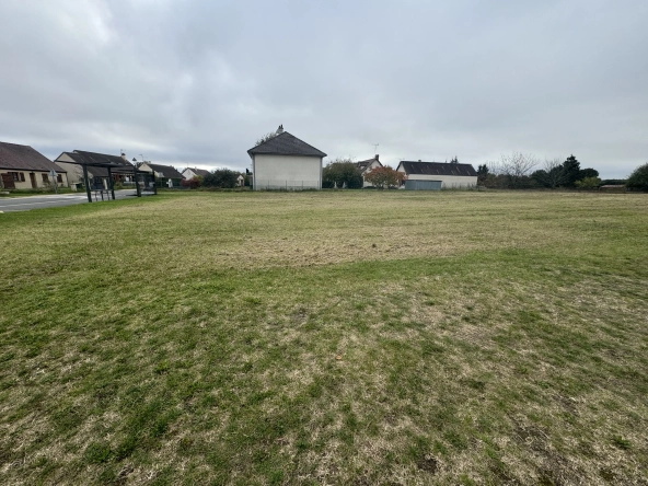 Terrain constructible de 875 m² à Romorantin-Lanthenay, Sologne, écologique et personnalisable