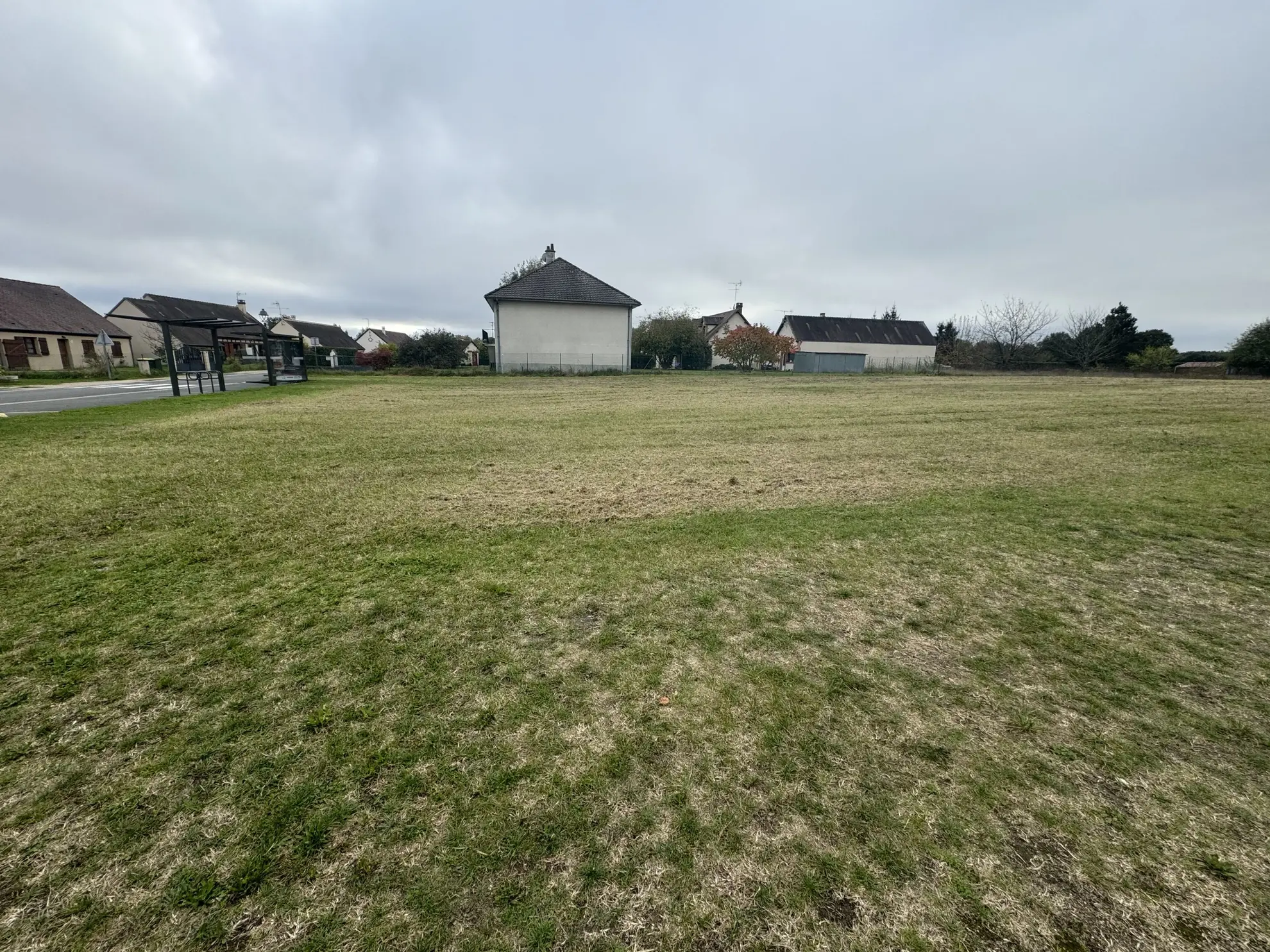 Terrain constructible de 875 m² à Romorantin-Lanthenay, Sologne, écologique et personnalisable 