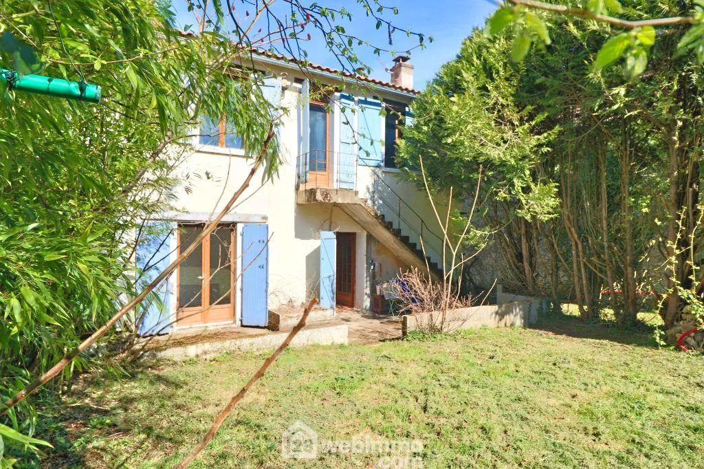 Maison de 93 m2 à Couhé, proche de Poitiers, idéal résidence ou vacances avec dépendances et jardin 