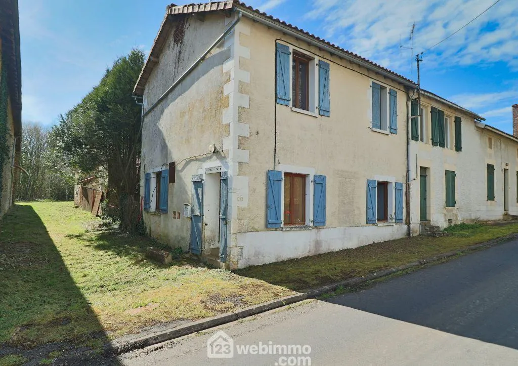 Maison de 93 m2 à Couhé, proche de Poitiers, idéal résidence ou vacances avec dépendances et jardin 