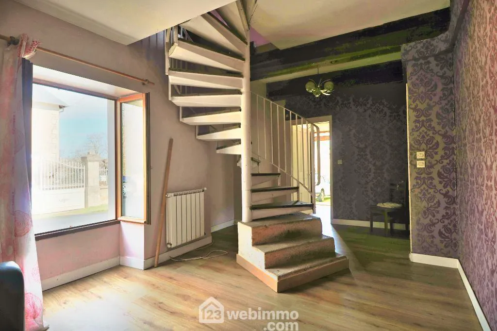 Maison de 93 m2 à Couhé, proche de Poitiers, idéal résidence ou vacances avec dépendances et jardin 