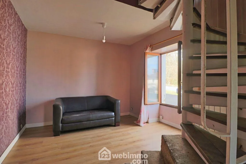 Maison de 93 m2 à Couhé, proche de Poitiers, idéal résidence ou vacances avec dépendances et jardin 
