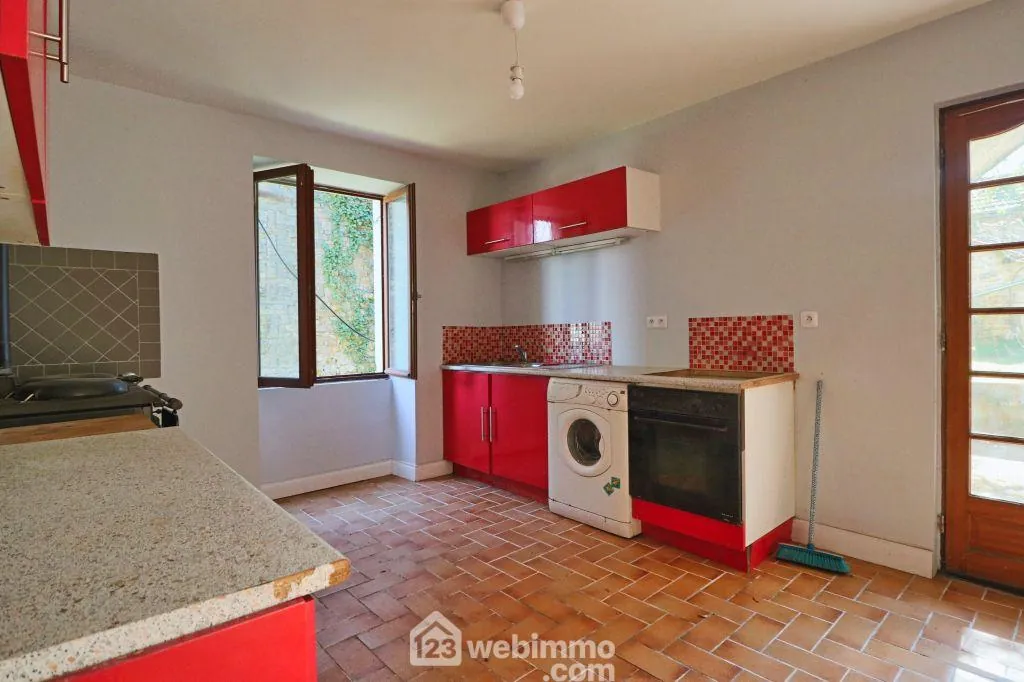 Maison de 93 m2 à Couhé, proche de Poitiers, idéal résidence ou vacances avec dépendances et jardin 