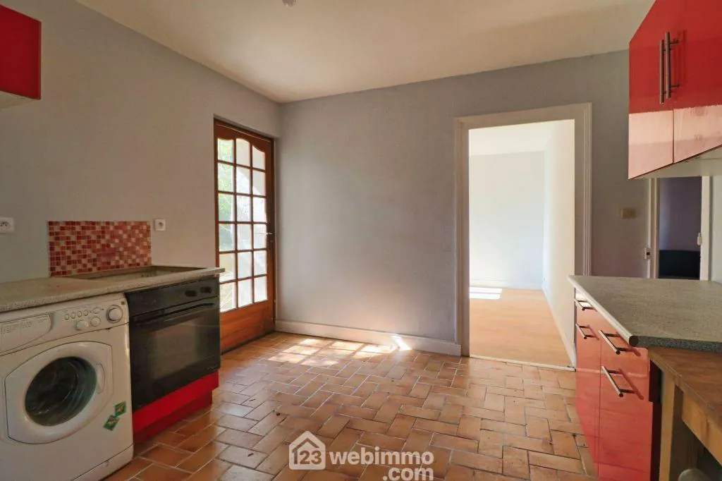 Maison de 93 m2 à Couhé, proche de Poitiers, idéal résidence ou vacances avec dépendances et jardin 